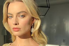 Parsons recommends applying winged eyeliner with your eyes open, facing a mirror. Margot Robbie S Makeup Artist Pati Dubroff Shares Skincare Makeup Tips Beauty Crew