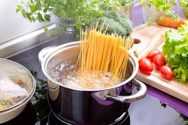 Mit salz kocht wasser nicht wesentlich schneller oder langsamer als ohne. Spaghetti Kochen So Werden Sie Perfekt Brigitte De