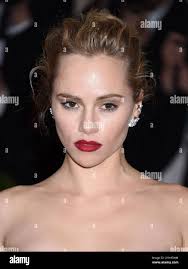 Suki Waterhouse arrivée à l'Institut de costume bénéfice met Gala célébrant  l'ouverture de l'exposition Charles James, au-delà de la mode et du nouveau  Centre de costume Anna Wintour. Metropolitan Museum of Art,