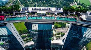 Les Plus Belles Piscines Suspendues Dans Le Vide A Travers Le Monde Vogue Paris