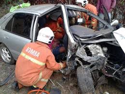 Gambar ini dipercayai diambil oleh salah seorang saksi kejadian kemalangan maut yang terjadi di sebuah terowong pada tahun 2015. Kemalangan Jalan Raya Di Rompin Pahang Pada Pukul 6 57 Pagi Tadi Melibatkan Sebuah Kereta Wira Terbabas Melanggar Tiang Elektrik Dan Mangsa Tersepit Berjaya Jabatan Bomba Penyelamat Malaysia Fire Rescue