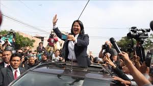 La derechista keiko fujimori, favorita en los sondeos, y sus escoltas: Odebrecht Afirma Que Financio La Campana De Keiko Fujimori En 2011