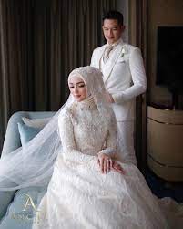 Meski belum mengumumkan tanggal pernikahan, keduanya telah melakukan sesi foto prewedding. Ini Detail Gaun Resepsi Kedua Citra Kirana Dan Rezky Aditya