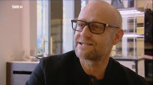 Der britische sänger spielt am 18. Hoffmann Natural Eyewear Eine Brille Fur Elton John Eyebizz