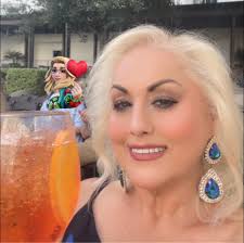 Valentines Lollipop Wreath 💝🍭 This turned out so cute in my opinion! Such  a fun, easy, and thoughtful little gift to give for Valentine's! You can  even hang it, or prop it