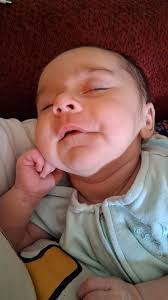 How long to wait to change poopy diaper after feeding?