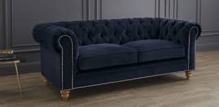 Hyper confortable et design, en velours avec un piétement bois, cette pièce provient du 7ème étage de la tour. Canape Capitonne 3 Places En Velours Bleu Nuit Chesterfield Maisons Du Monde