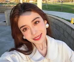 Nadia Bean's Instagram, Twitter & Facebook