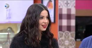 Gelinim Mutfakta Rumeysa Kimdir Rumeysa Aydin Kim Dizitvlist Com Sac Stilleri Gelin Guzellik