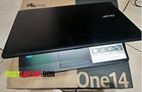 Awal saya memakai leptop ini pas baru rilis. Acer One Z1402 Core I3 Rosy Laptop Malang