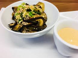 Ein Japanischer Auberginen Salat Aus Gerosteten Auberginenscheiben Mit Sesam Ingwer Sauce Als Kalter Oder Warmer S Lebensmittel Essen Auberginen Leckere Salate