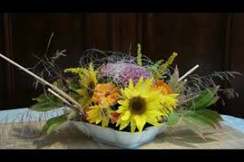 Das moos trocknet in der warmen wohnung schnell und verliert dann etwas die farbe. Video Sommerdekoration Basteln So Machen Sie Ein Gesteck Aus Sonnenblumen