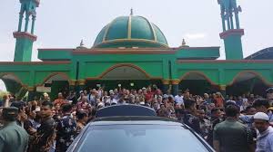 The distance between the mosque and mecca is 8961.46 km north west. Jokowi Hebohkan Jemaah Masjid Al Hasanah Cikarang Kumparan Com