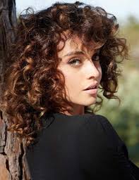 Coupe De Cheveux Les Plus Beaux Carres Du Printemps Ete Coupe De Cheveux Cheveux Coupe Cheveux Frises Naturel