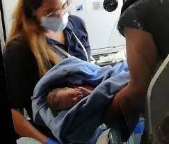 مصر للطيران تقدم تذكرة سفر مدى الحياة لرضيعة يمنية ولدت على متن إحدى رحلاتها تهامة 24