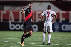 João paulo da silva (atlético goianiense) sofre uma falta no campo defensivo. 7y1uqaf L7btm