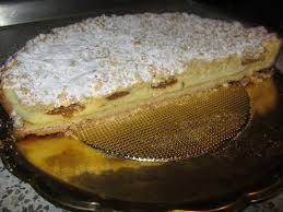 In una ciotola sbattete le uova con lo zucchero, aggiungete la ricotta precedentemente schiacciata, gli amaretti e il cioccolato tritati. Crostata Di Ricotta E Amaretti Le Meraviglie Di Cicetta