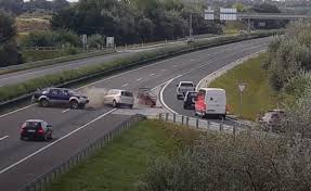 La pattuglia, che ha intercettato il veicolo attraverso il provida, un dispositivo installato sull'auto di servizio che misura. Autostrade Si Immette In Carreggiata Ma Poi Svolta Contromano L Incidente