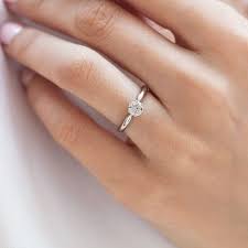La bague de fiançailles, un engagement durable ! Comment Porter Une Bague De Fiancailles Quelle Main Est La Bonne Klenota