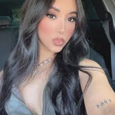 Carla Delong's Instagram, Twitter & Facebook