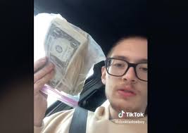 Ehrlicher Kunde: Josiah erhält bei McDonald's statt eines Burgers die  Tageseinnahmen