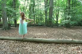 Tanzerin Im Wald In 2020 Tanzerin Tanzen Tanzschule