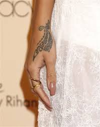 Rihanna Painfully Decorates Her Hand With Traditional Maori Tattoo Rihanna Hand Tattoo Tribal Hand Tattoos Hand Tattoos