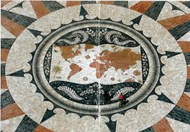 Monument of the discoveries) is a monument on the northern bank of the tagus river estuary, in the civil parish of santa maria de belém, lisbon. Finisterra Rosa Dos Ventos Frente Ao Padrao Dos Descobrimentos Rosa Dos Ventos Vento Descobrimento