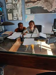 Sofia et hadrien échafaudent un plan pour pouvoir vivre mercredi 19 mai dans demain nous appartient, qui vient de recruter francis perrin pour jouer le père de william, mais aussi catherine jacob pour. Emie Assiste A L Emission Demain Nous Appartient