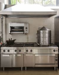 我們看到了 我們是生活 家 英國著名廚師alastair hendy的家中廚房 有著專業的設備與工業的細節 industrial kitchen appliances industrial interior doors industrial livingroom