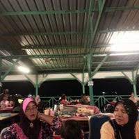 Ikan yang dibakar biasanya juga dilumuri dengan kecap dan juga dikonsumsi bersama sausnya yang lezat. Muara Ikan Bakar Tanjung Harapan 160 Tips