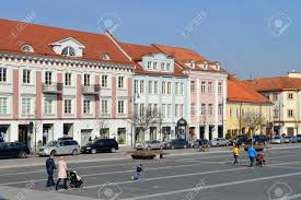 In litauen besteht kein strafrechtliches verbot für einvernehmliche homosexuelle handlungen zwischen erwachsenen personen. Vilnius Litauen 23 Marz Menschen Ruhen Am Sonntag In Der Rathausplatz Rotu S Aikste Am 23 Marz 2014 In Vilnius Litauen Lizenzfreie Fotos Bilder Und Stock Fotografie Image 26842150