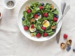 Salade Mache Chevre Frais Noix Et Fruits Rouges Recette En 2020 Salade Recettes De Cuisine Chevre Frais