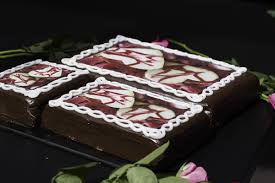 Hier können sie frisch gebackenen kuchen kaufen und zuverlässig, schnell nach hause liefern lassen. Junge Die Backerei Schritt 1 Torte Und Foto
