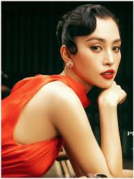 Sau tin đồn hẹn hò ông chủ Trung Nguyên, Tiểu Vy lại vướng ồn ào yêu bạn  trai ngoại quốc