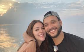 يعتبر هاني مهنا أفضل عازف أورغ في عصره مناصفة مع مجدي الحسيني ولكن لأسلوب هاني طعم خاص فتظهر أكاديمية هاني مهنا من خلال أسلوبه الهادي. Ù‡Ù†Ø§Ø¯ÙŠ Ù…Ù‡Ù†Ø§ ØªØµØ¯Ù… Ø§Ù„Ø¬Ù…Ù‡ÙˆØ± Ø¨Ø´ÙƒÙ„Ù‡Ø§ Ø¨Ø¹Ø¯ Ø¸Ù‡ÙˆØ±Ù‡Ø§ Ø¨Ù†Ø­Ø§ÙØ© Ø´Ø¯ÙŠØ¯Ø© ØµÙˆØ±Ø© ØªØ«ÙŠØ± Ø§Ù„Ø¬Ø¯Ù„ Ù…Ø¹ Ø²ÙˆØ¬Ù‡Ø§