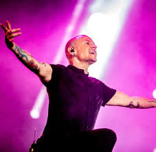 Chester bennington fans amp prominente reagieren auf den tod des sängers. Chester Bennington Gerichtsmediziner Bestatigt Suizid Von Linkin Park Sanger Welt