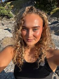 𝗝𝗢𝗕 𝗦𝗘𝗔𝗥𝗖𝗛 ‼️ 👋 Hi everyone! We are Clemence and Maxime, a  dynamic couple! Maxime brings with him experience as a kitchen assistant,  hospitality assistant or even communication officer. As for me,