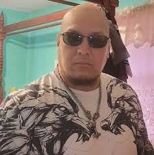 ElSalvador || Senador de EE. UU. Chris Van Hollen exige liberación de  salvadoreño Ábrego García, tras ser deportado por error y sin cargos al  CECOT Detalles 👉  https://radioyskl.com/2025/04/16/senador-de-ee-uu-chris-van-hollen-exige-liberacion-de  ...