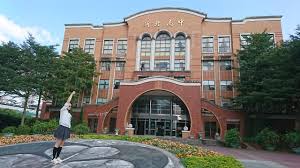 新北市立五峰國民中學（new taipei municipal wu feng junior high school）是一所位於台灣 新北市 新店區的國民中學，前身為「台北市五省立中學新店聯合分部」，創立於1955年，由省立台北第一女子高級中學（現臺北市立第一女子高級中學）主辦。 1964年更名為「臺北縣立五峰初級中學」，1968年再更名為. æ–°åŒ—å¸‚ç«‹æ–°åŒ—é«˜ä¸­åœ°æ™¯