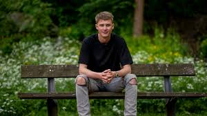 Svag is a song by swedish singer victor leksell, released as a single from his debut album, fånga mig när jag faller (2020). Nu Slapper Victor Leksell Debutalbumet Efter Svag Dn Se