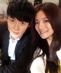 A group photo of Fu Xinbo and his wife Yinger's friend Jing Boran, Li  Yifeng, Wu Zun, Zhou Yimin, and Wei Chen