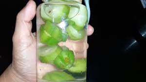 Sebenarnya infused water ini sederhana, infused water adalah air putih yang direndamkan beberapa potongan buah atau daun herbal tertentu. Cara Membuat Manfaat Infused Water Belimbing Wuluh Untuk Kesehatan Youtube