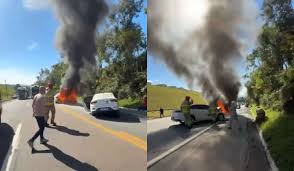 Carro pega fogo após veículos baterem de frente e interditar totalmente BR-470 em SC