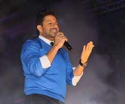 صور محمد حماقي داخل سياراته الفارهة husband celebrities okay gesture