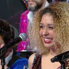 Les candidats chantent en karaoké avec un orchestre live, et un public dans une ambiance exceptionnelle. N Oubliez Pas Les Paroles Une Choriste Derape Nagui La Recadre Femme Actuelle Le Mag