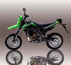 Berhubung motor ini motor kuliah yang kemudian terpaksa diboyong ke jakarta untuk melanemani mencari nafkah. Kawasaki Klx 150 Cc Kawasaki Supermoto Stunt Bike