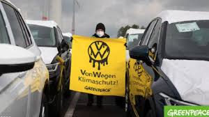 Derweil wird bekannt, dass auch frankreichs trainer didier deschamps betroffen ist. Greenpeace Aktion Gegen Volkswagen Schlusselklau Als Akt Der Notwehr Cicero Online