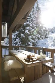 Magnifique Terrasse En Bois Sur Les Hauteurs De Courchevel Un Exterieur Qui Fait Rever Avec La Foret Enneige A Cote Winter Balcony Chalet Design Winter Cabin