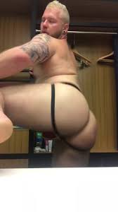 THICK SEXY CUB SHAKES HIS ASS - ThisVid.com